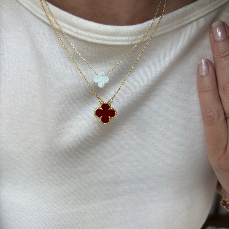 Marka logo yazılı bordo yonca kolye 