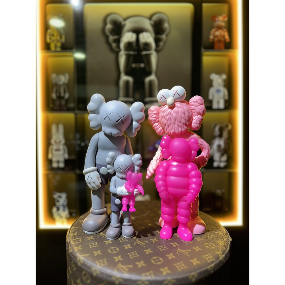 【国内正規品】カウズ KAWS FAMILY PINK ファミリー KAWS FAMILYの新作フィギュアが2月14日に発売 | UP TO DATE