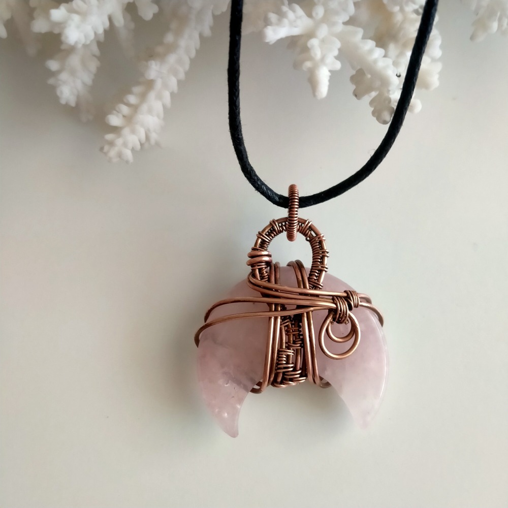 Pembe kuvars HİLAL Kolye