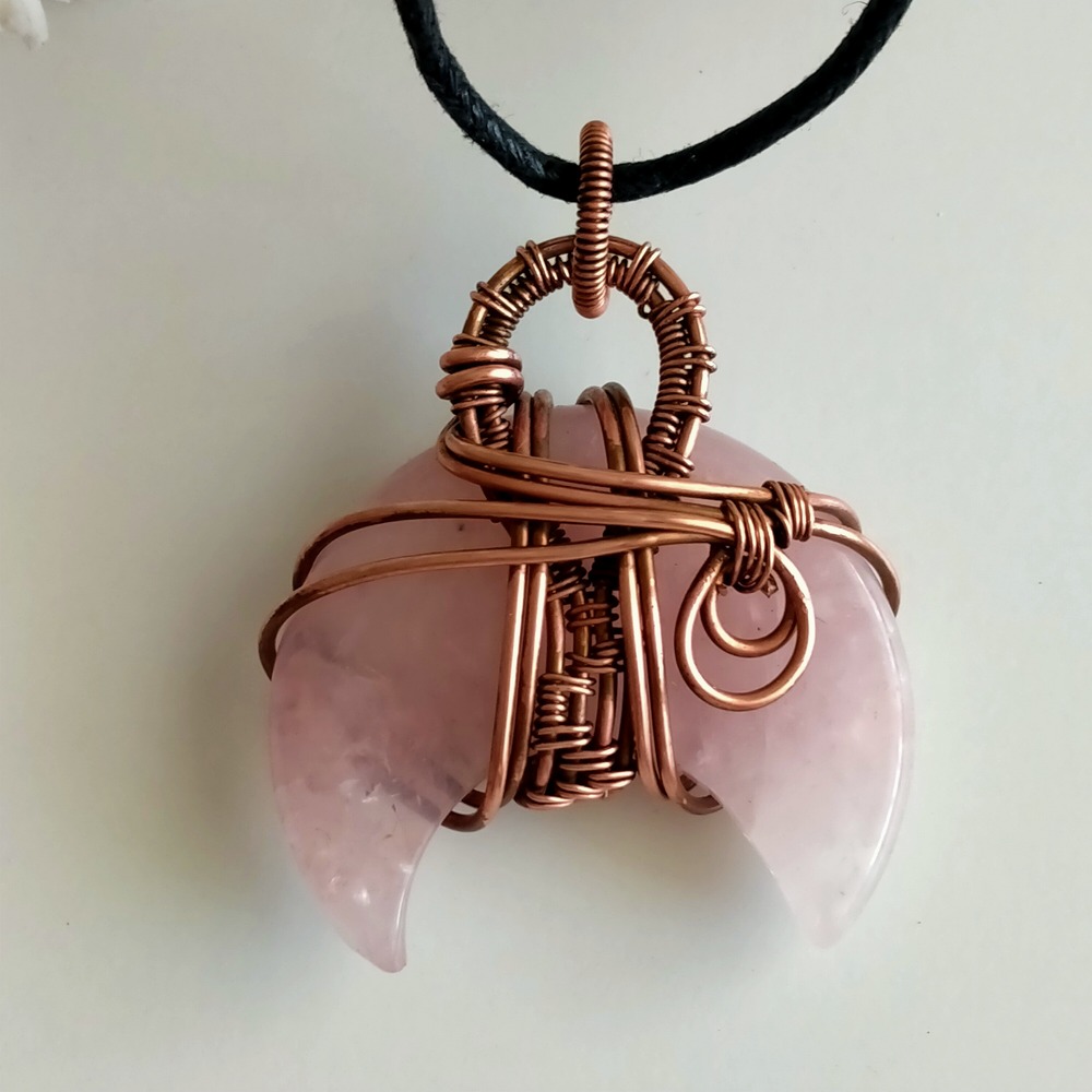 Pembe kuvars HİLAL Kolye