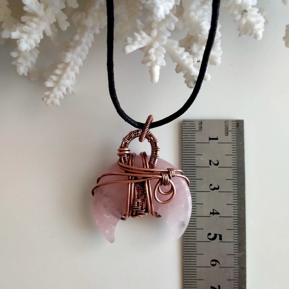 Pembe kuvars HİLAL Kolye