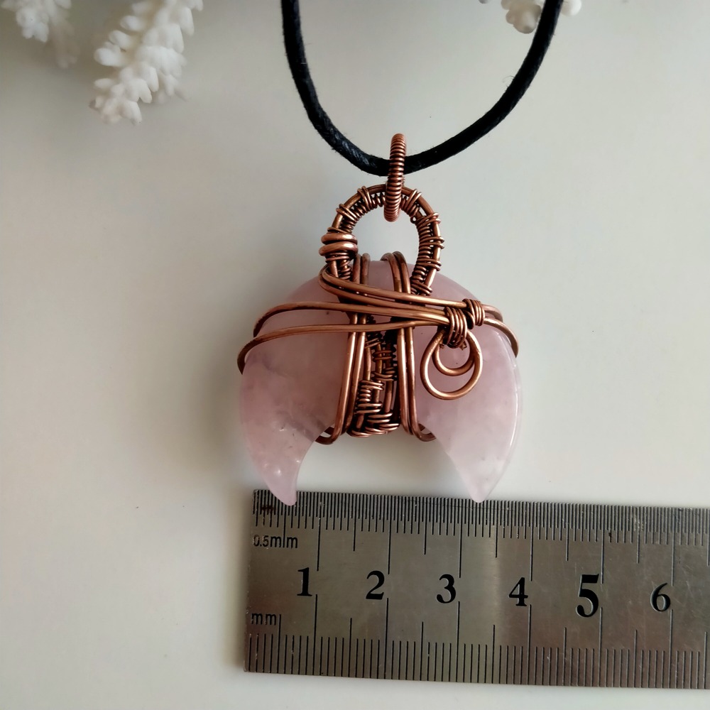 Pembe kuvars HİLAL Kolye