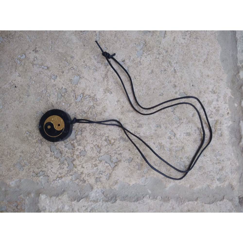 Şungit taşından varak boyma Yang ve Ying Sembolü ile el oyması tamamen el işçiliği kolye-Şaman taşı-