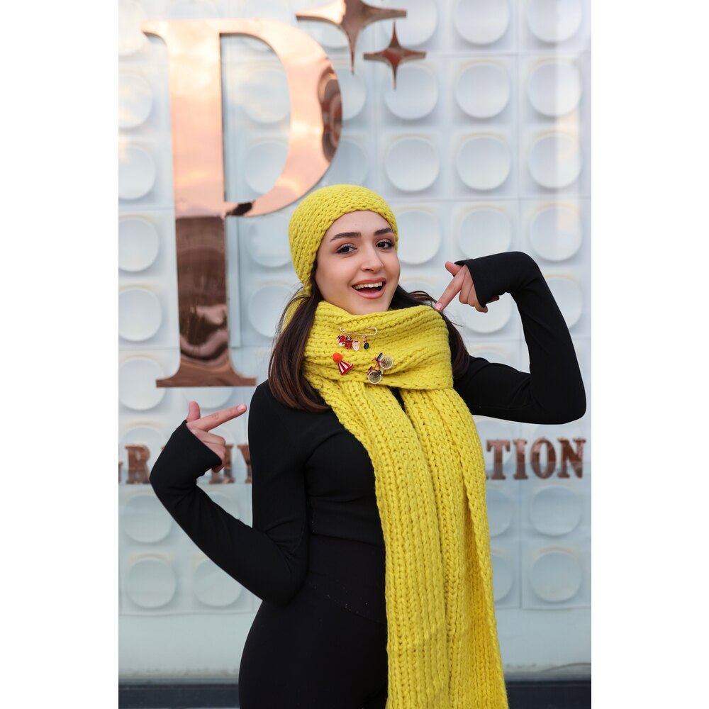 Hello Broş Aksesuarlı Yeşil Atkı 