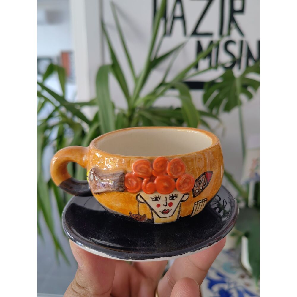 kadın figürlü küçük fincan