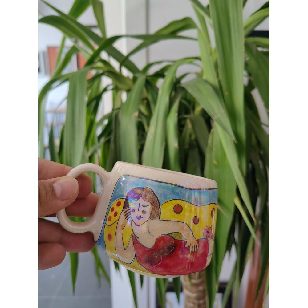 yatan kadın mug