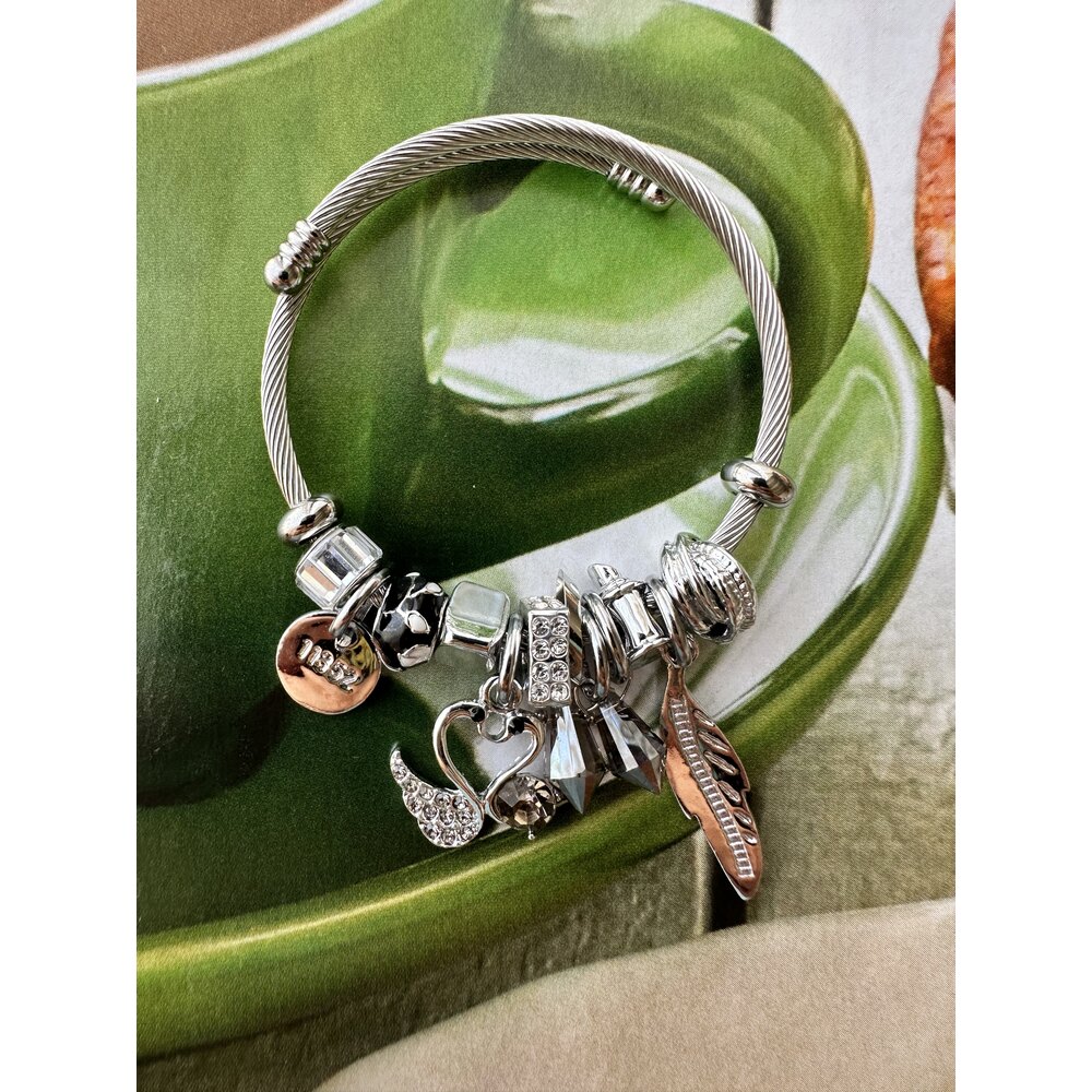 Pandora Model Siyah Kuğu Charm Çelik Bileklik