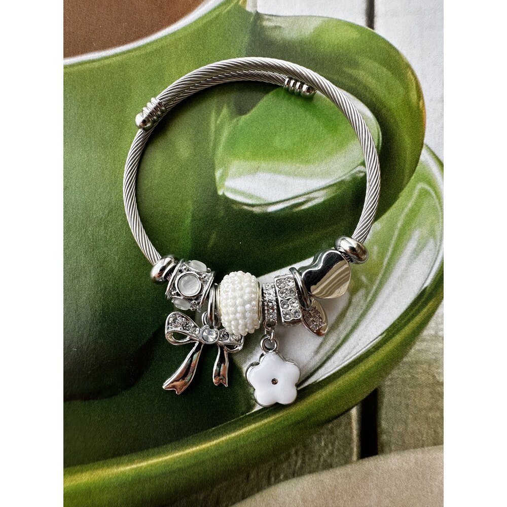 Pandora Model Beyaz Papatya Çelik Charm Çelik Bileklik