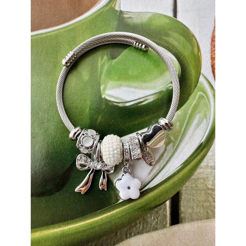 Pandora Model Beyaz Papatya Çelik Charm Çelik Bileklik