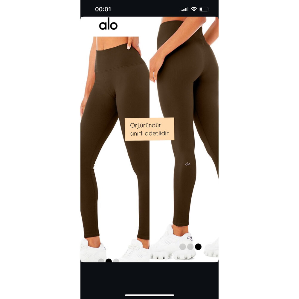 Yaltiroq tayt kiygan ayol Yaltiroq tayt kiygan ayol