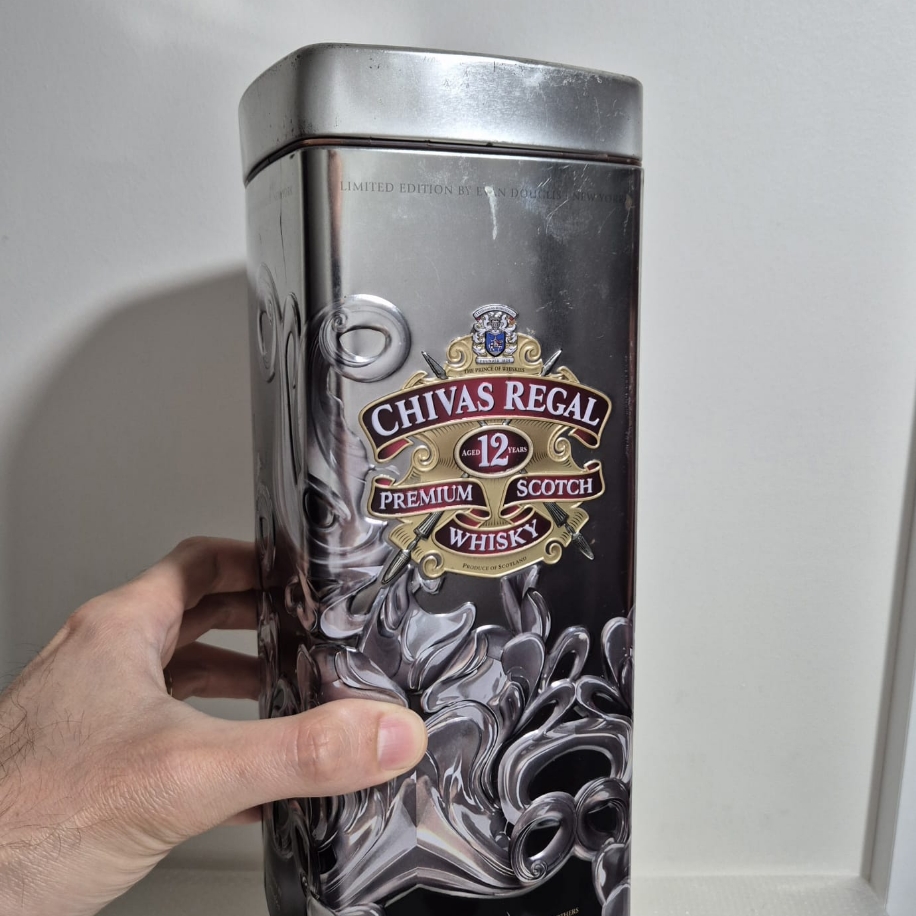 CHIVAS REGAL 12 YEARS LIMITED EDITION BY EVAN DOUGLIS ŞİŞE KABI 1