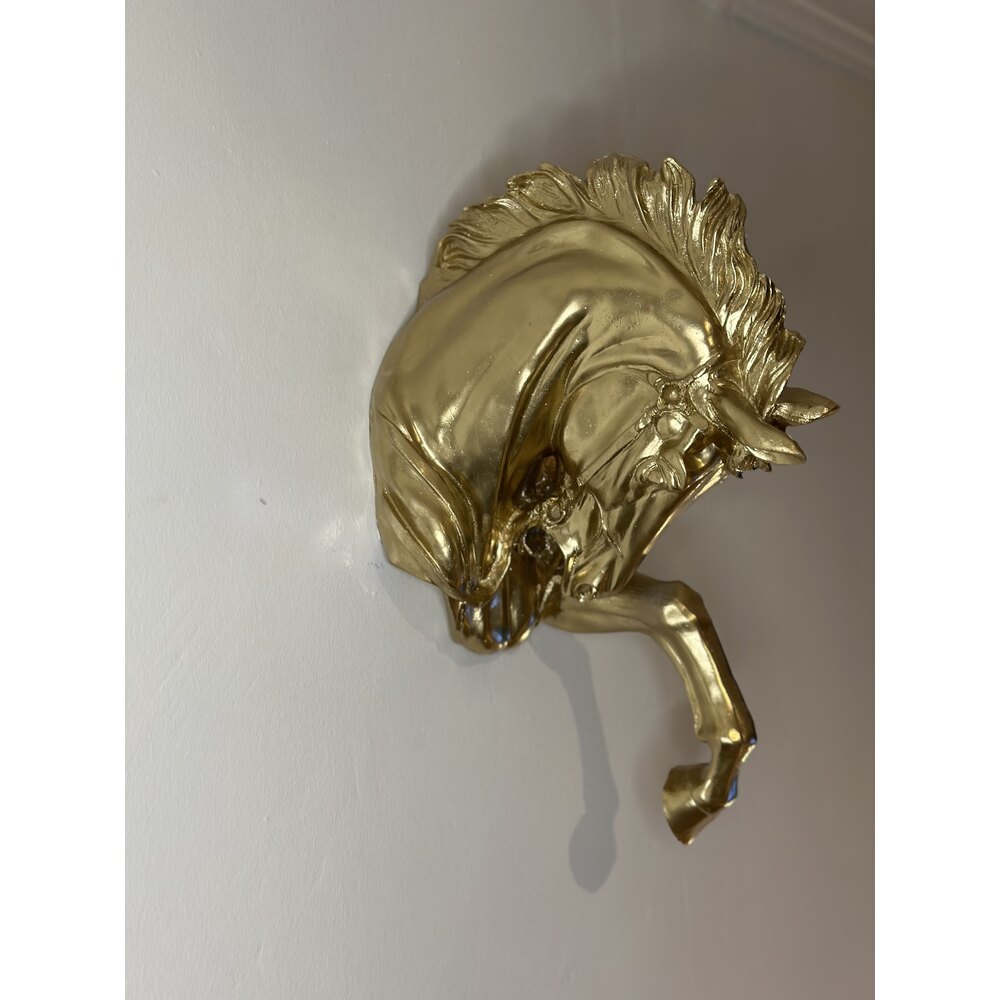 Gold Duvar At Heykel