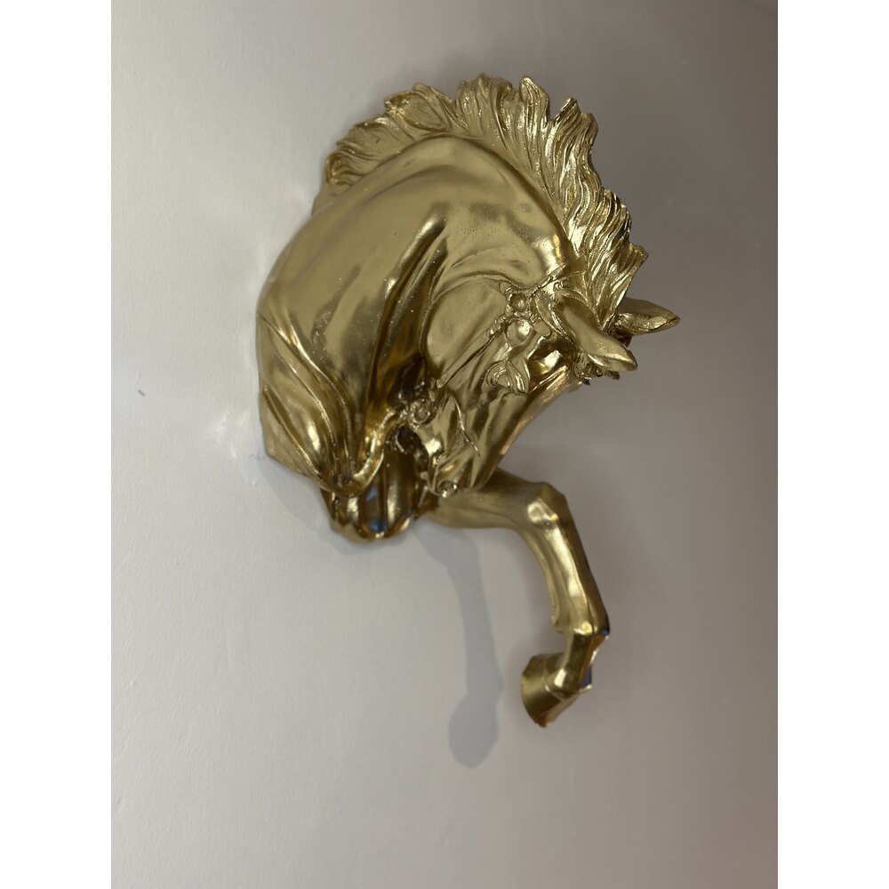 Gold Duvar At Heykel