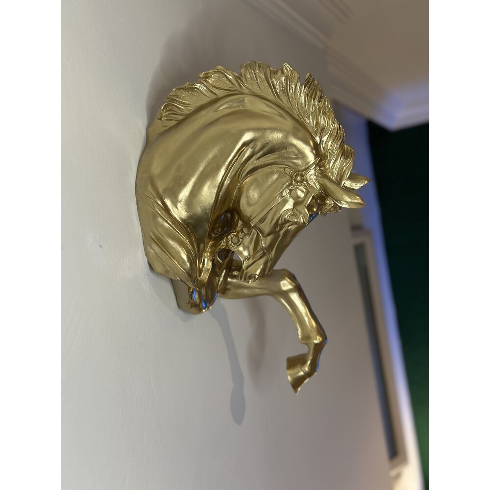 Gold Duvar At Heykel