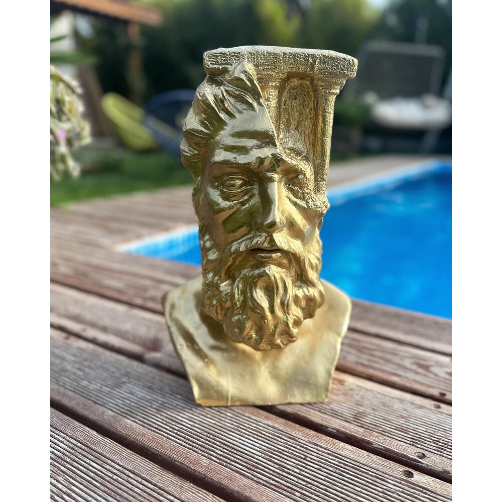 Gold Zeus Heykel