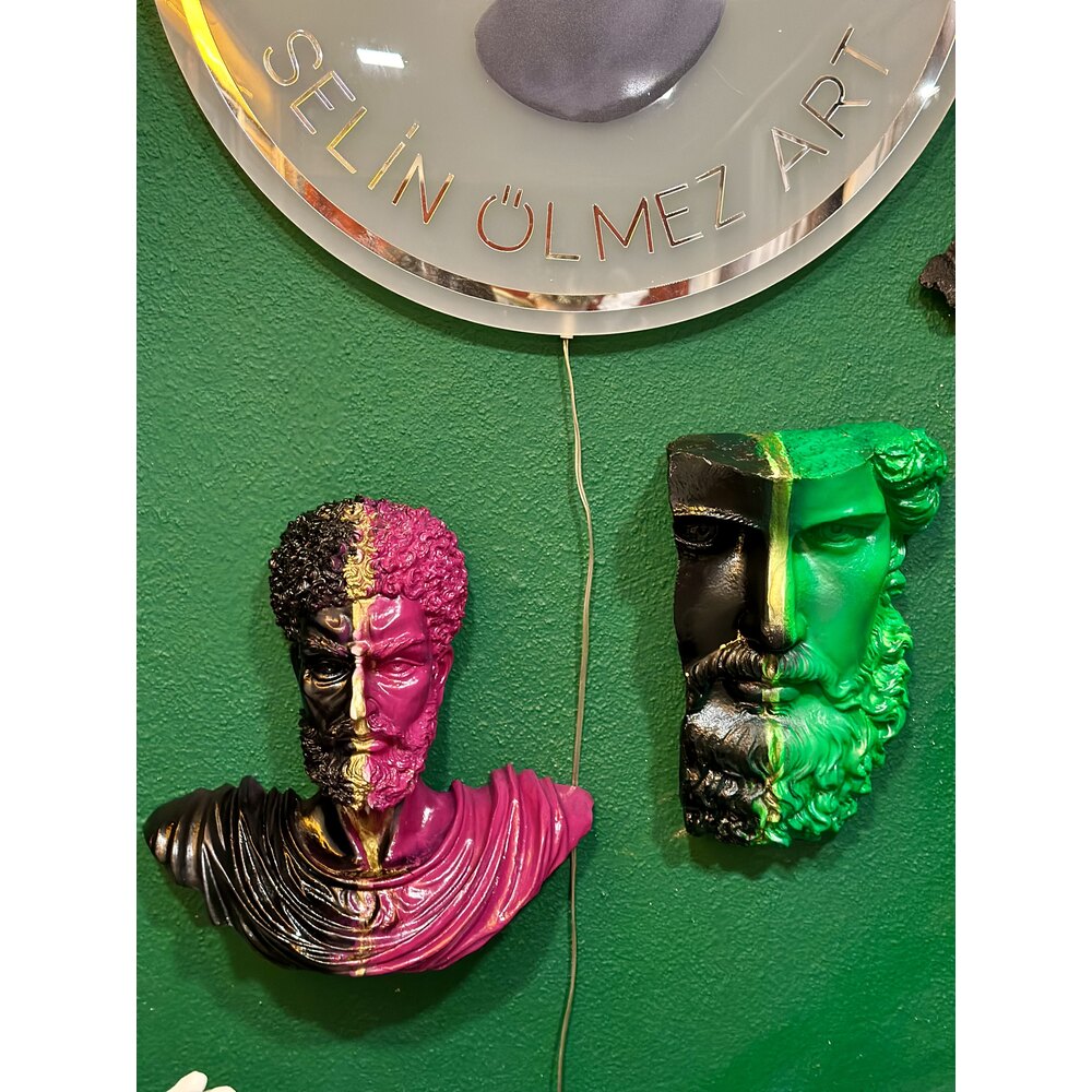 Marcus&Poseidon Duvar Heykeli