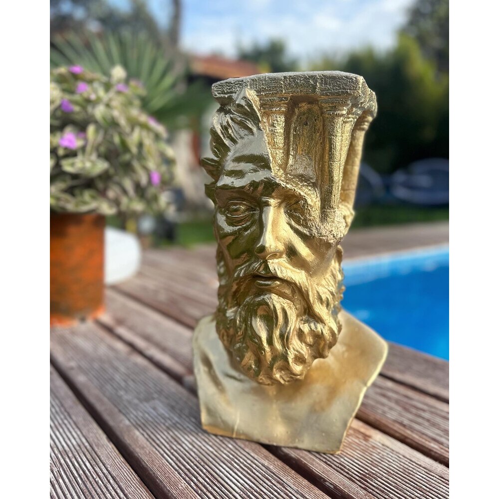 Gold Zeus Heykel