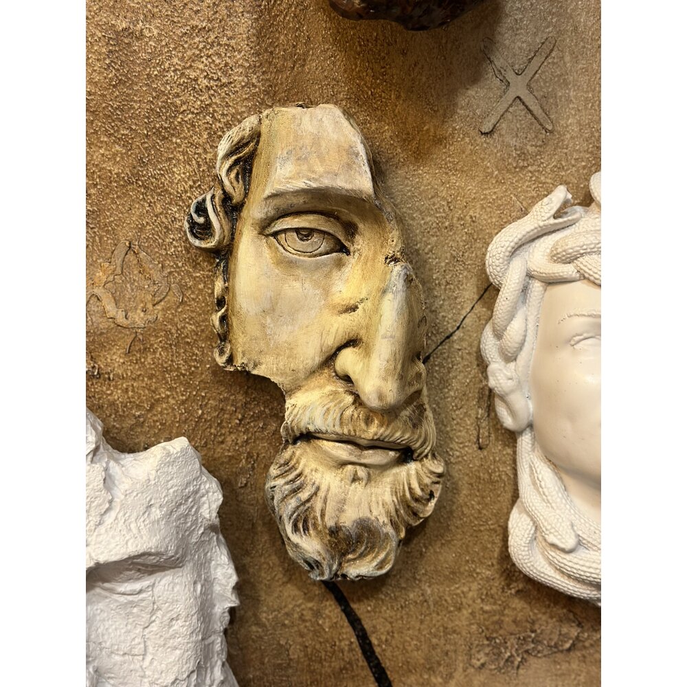 Zeus Duvar Heykeli