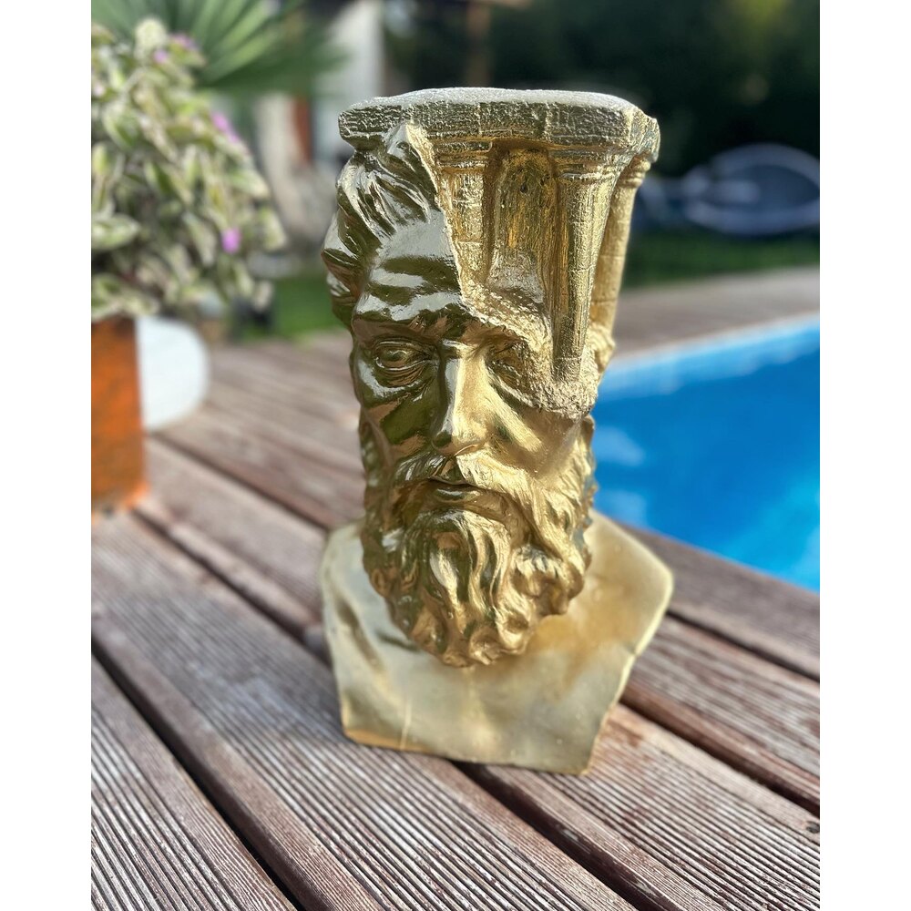 Gold Zeus Heykel