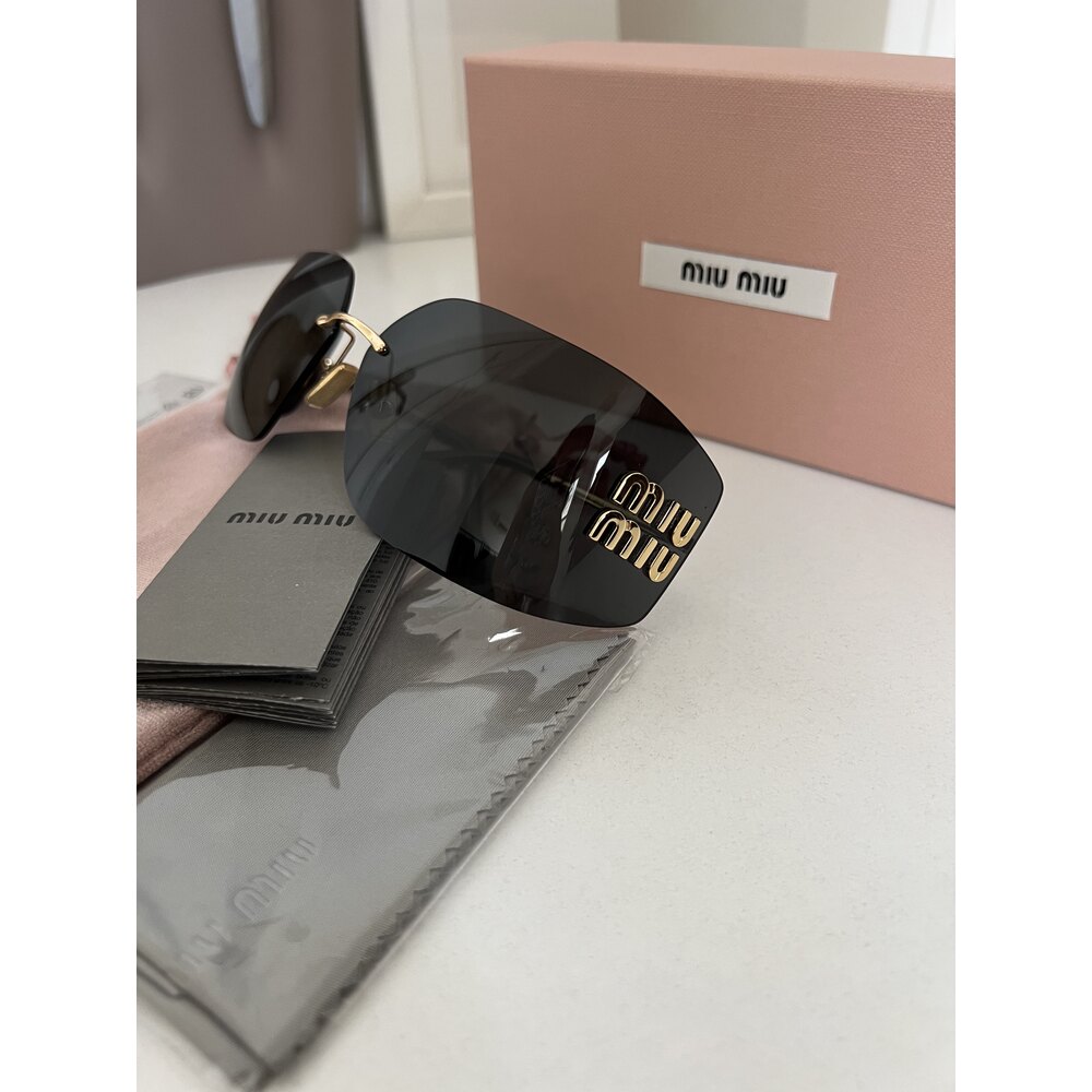 Miu Miu Made in Italy Sıfır Kondisyon Full Aksesuar Güneş Gözlüğü