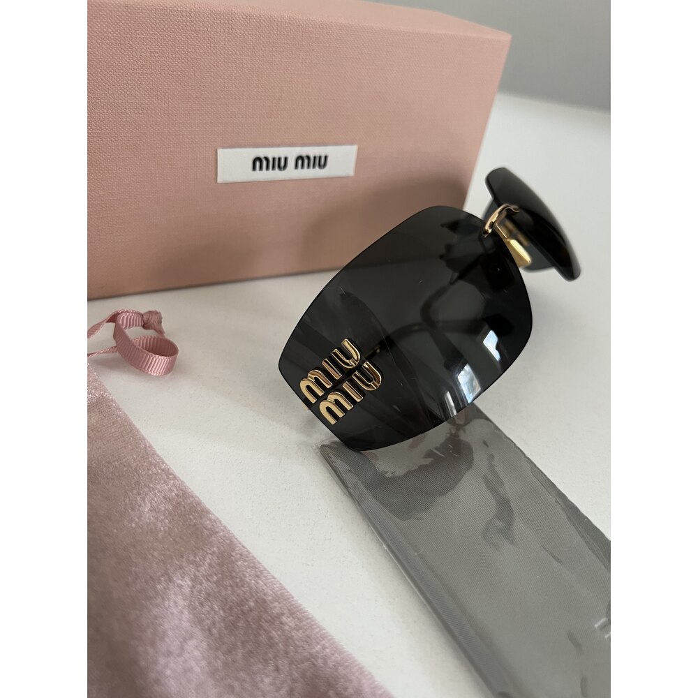 Miu Miu Made in Italy Sıfır Kondisyon Full Aksesuar Güneş Gözlüğü
