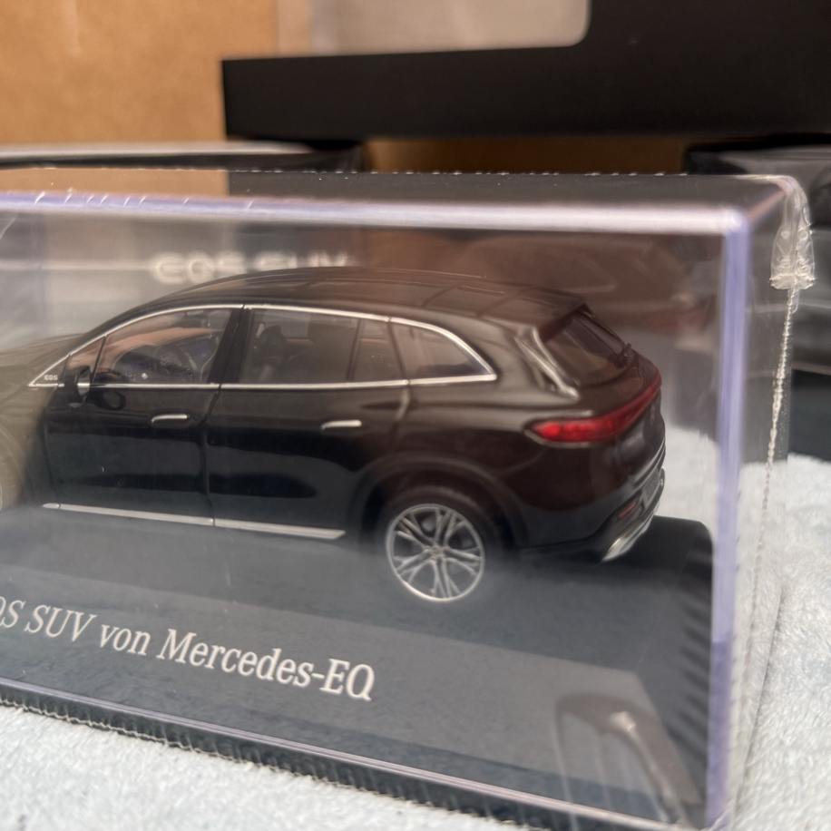 MERCEDES-BENZ EQS SUV 1/43 MODEL ARAÇ SİYAH