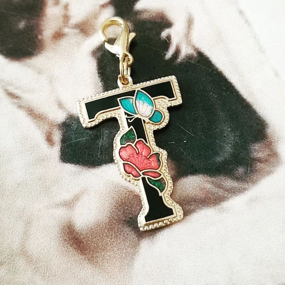 Cloisonne T Harfli Kolye