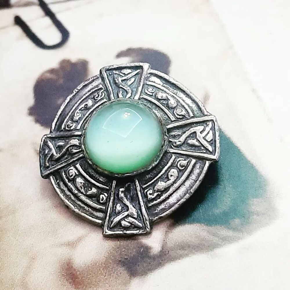 Celtic Taşlı Broş