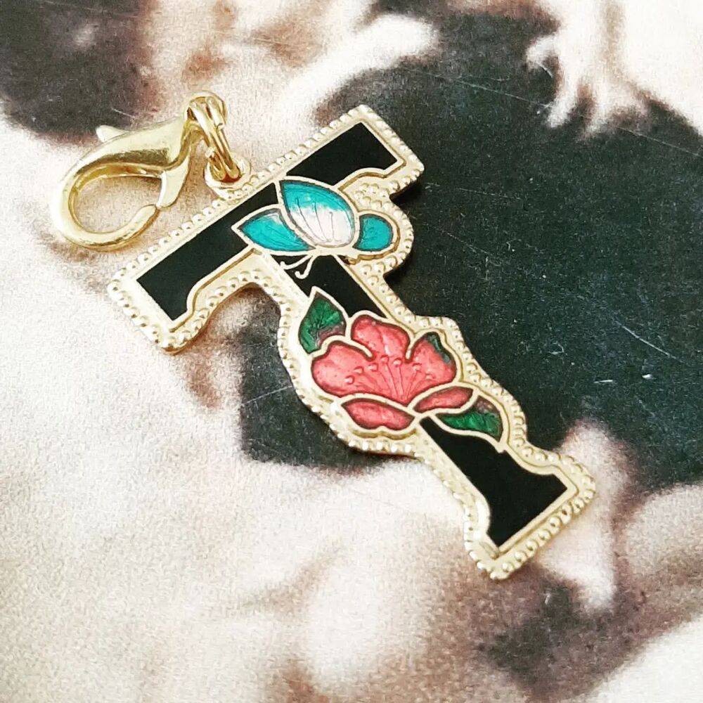 Cloisonne T Harfli Kolye