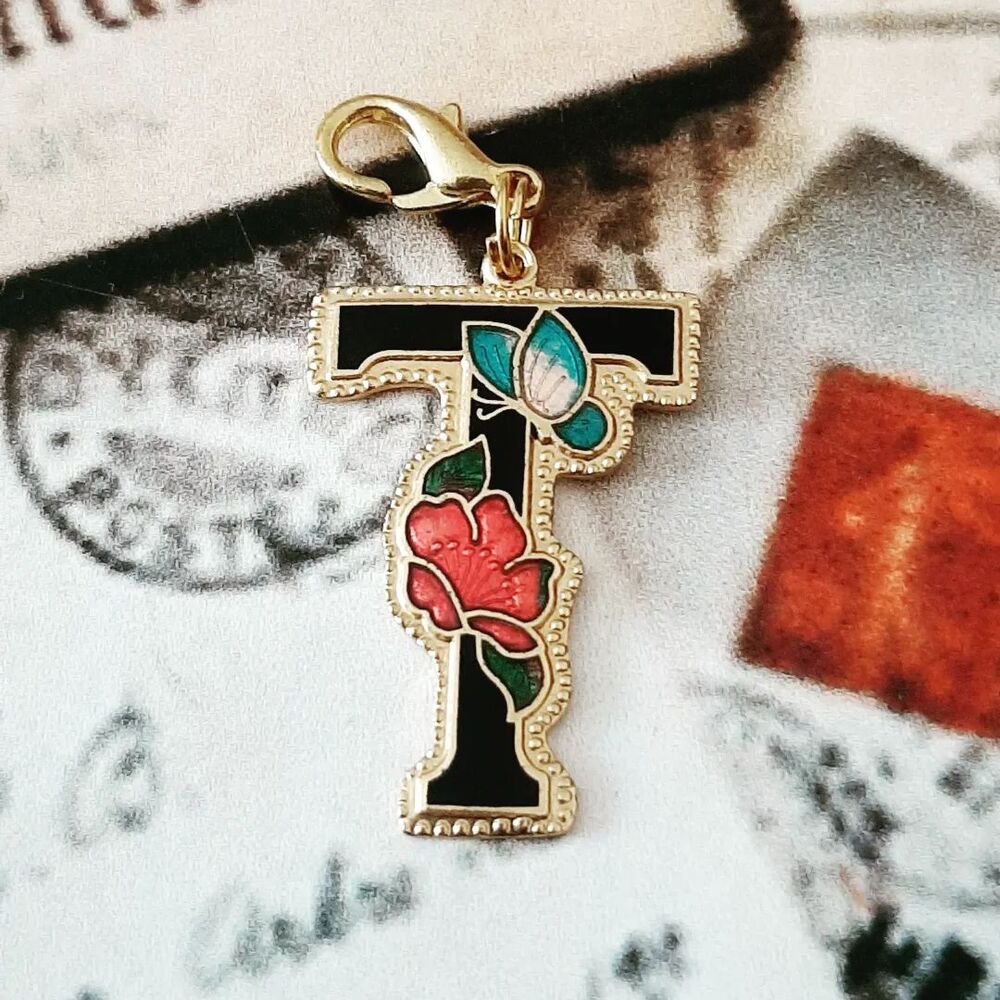 Cloisonne T Harfli Kolye