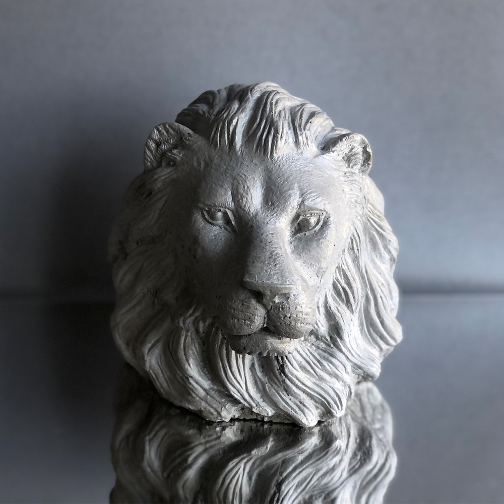 Beton Aslan Büst