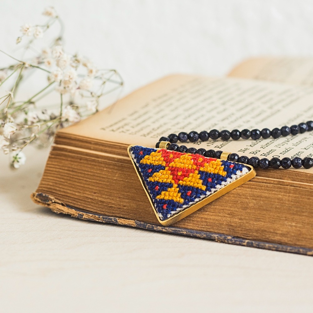 Orta Muska Deseni İşlemeli Yıldız Taşlı Kolye
