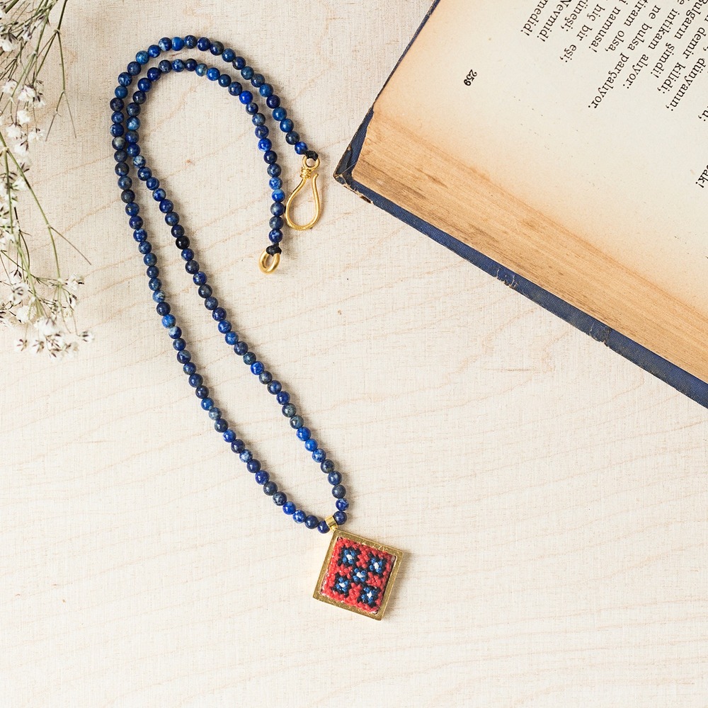Haç Motifi İşlemeli  Lapis Lazuli Taşlı Kolye
