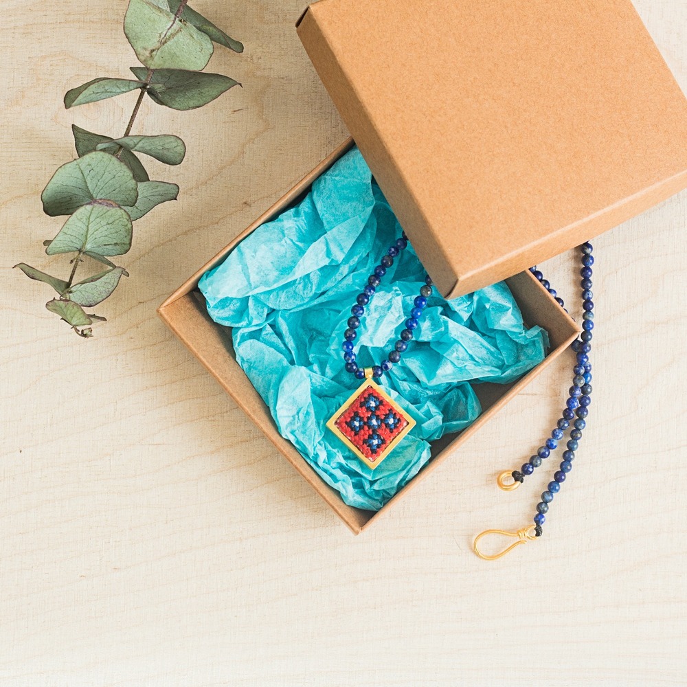 Haç Motifi İşlemeli  Lapis Lazuli Taşlı Kolye