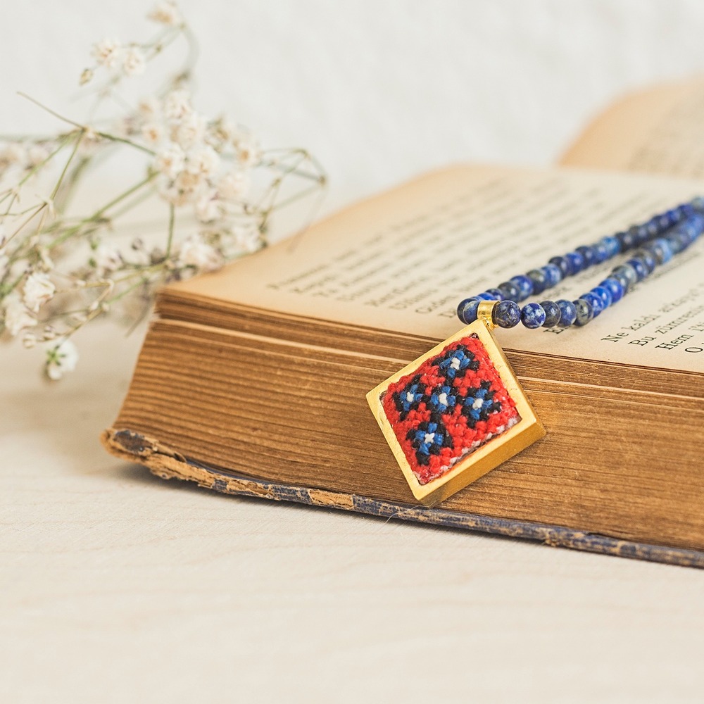 Haç Motifi İşlemeli  Lapis Lazuli Taşlı Kolye