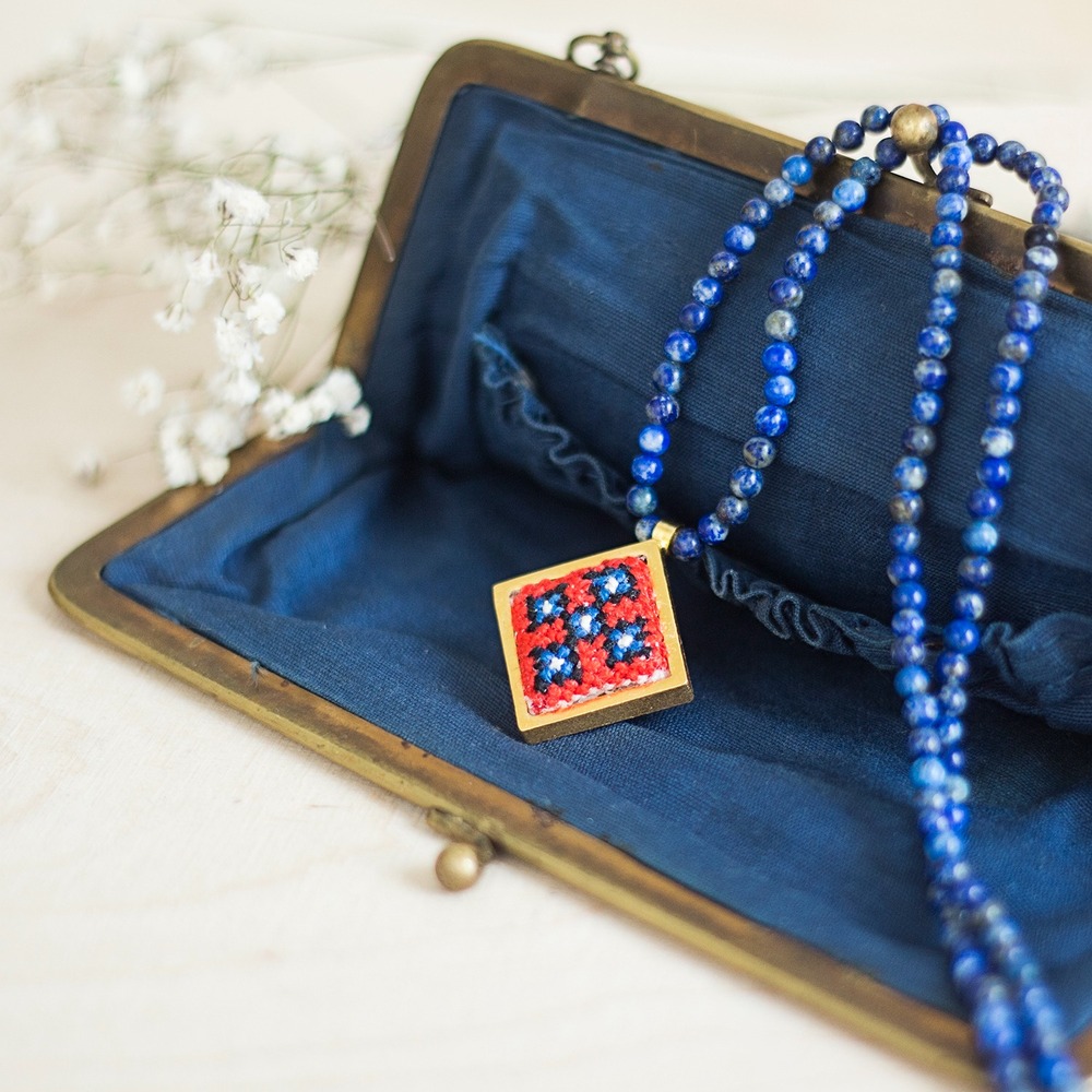 Haç Motifi İşlemeli  Lapis Lazuli Taşlı Kolye