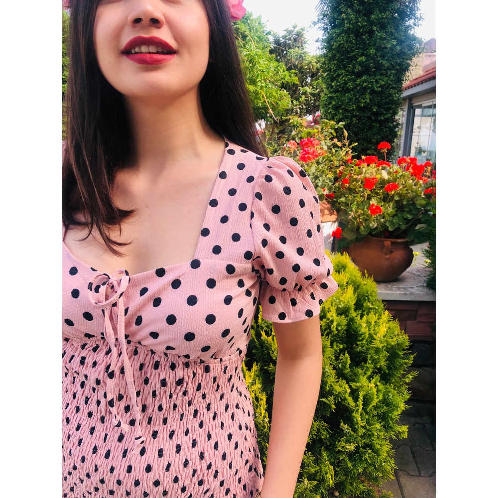 Pudra pembe puantiyeli elbise