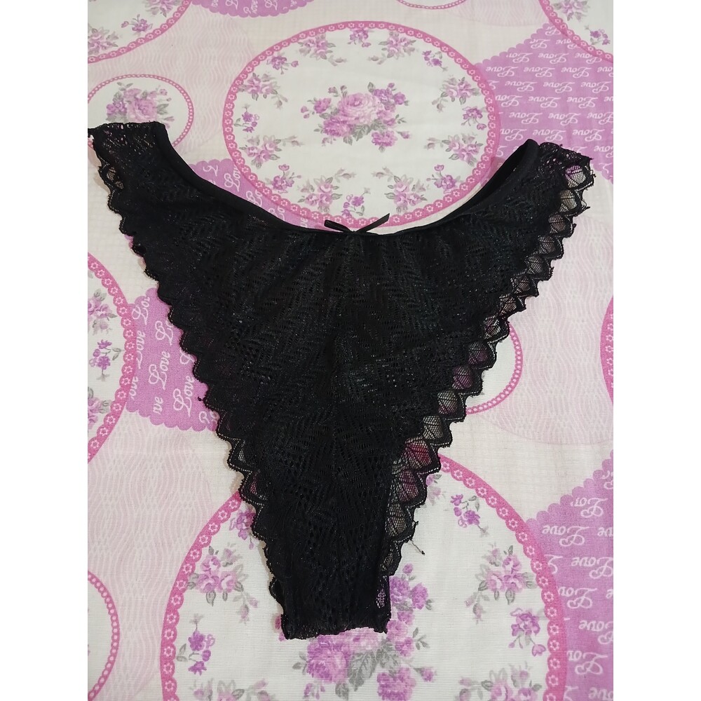 Erotik suratlarni yechinayotgan xotinlar