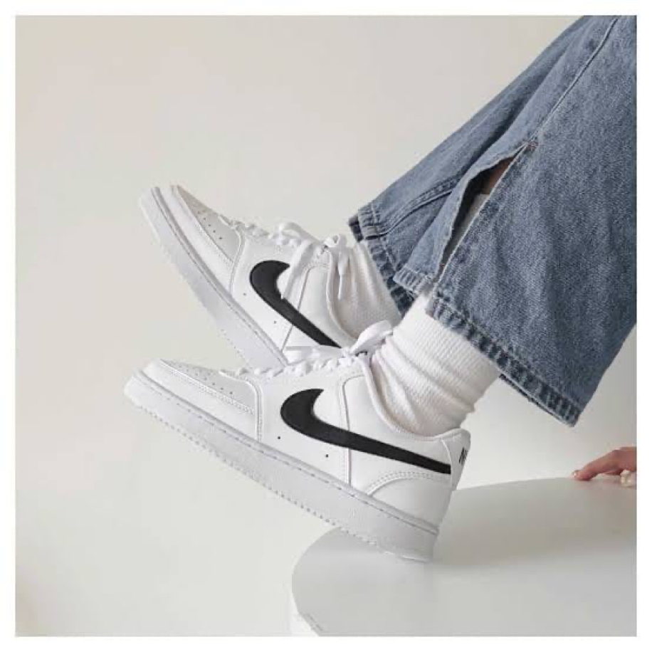 Court vision white and black