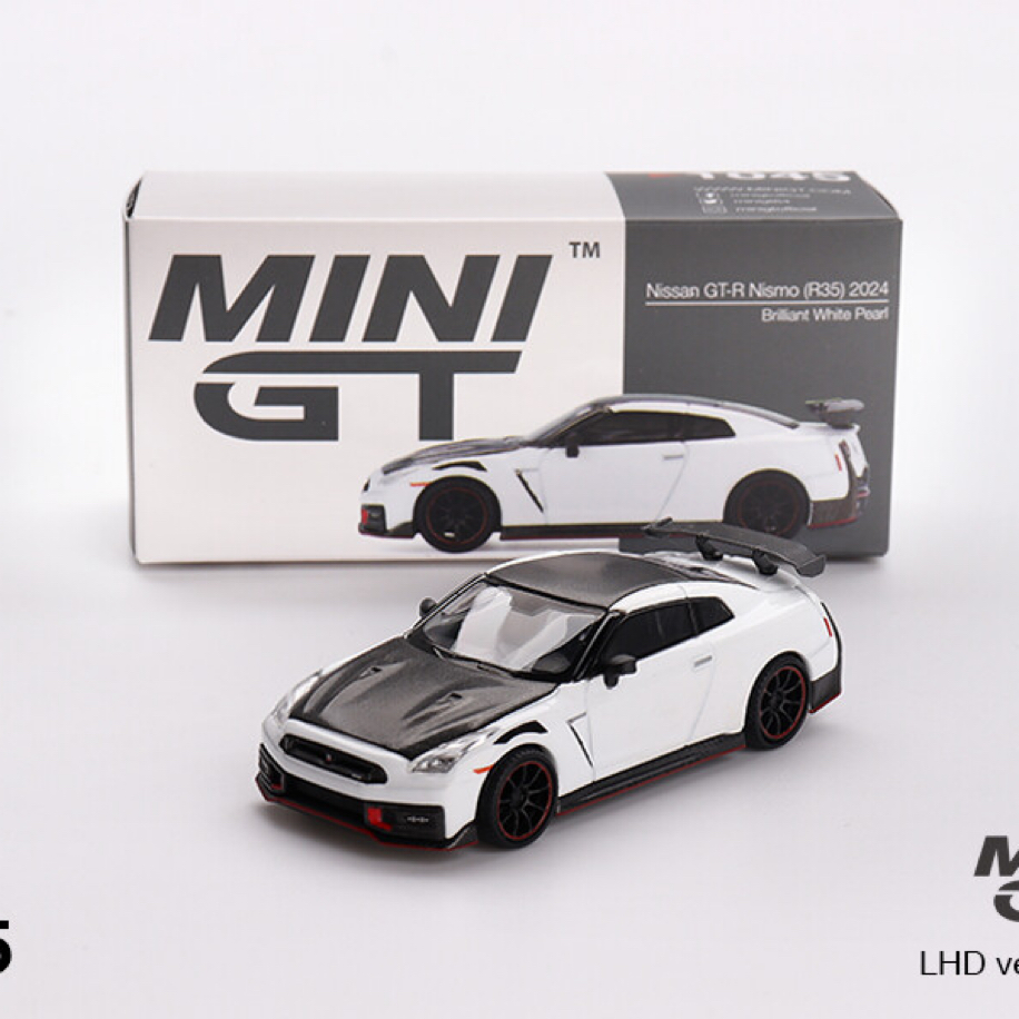 MINI GT #1045 Nissan GT-R Nismo 2024 Brilliant White Pearl | Chase