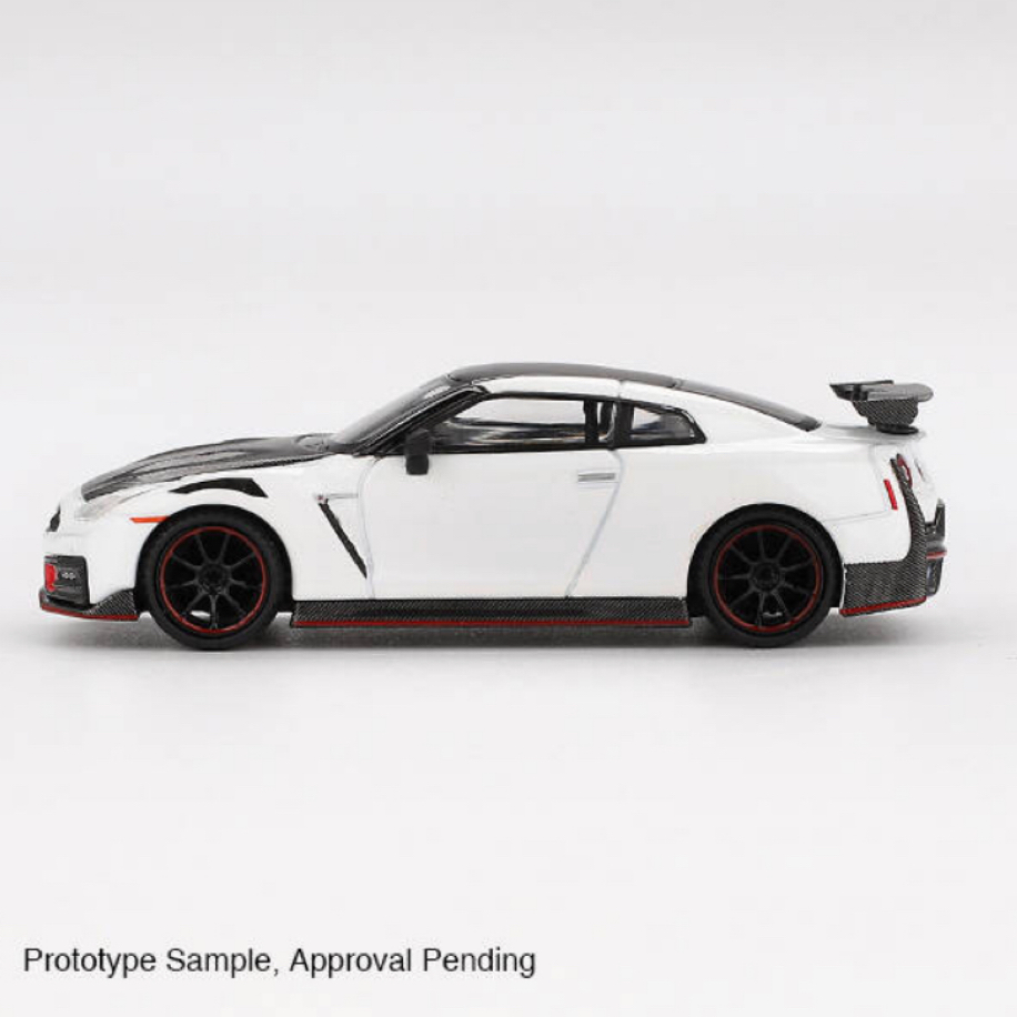 MINI GT #1045 Nissan GT-R Nismo 2024 Brilliant White Pearl | Chase