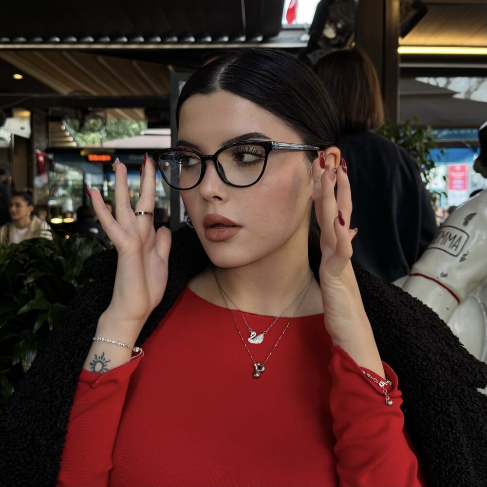 Lilly R Black Lily black | eyerespier