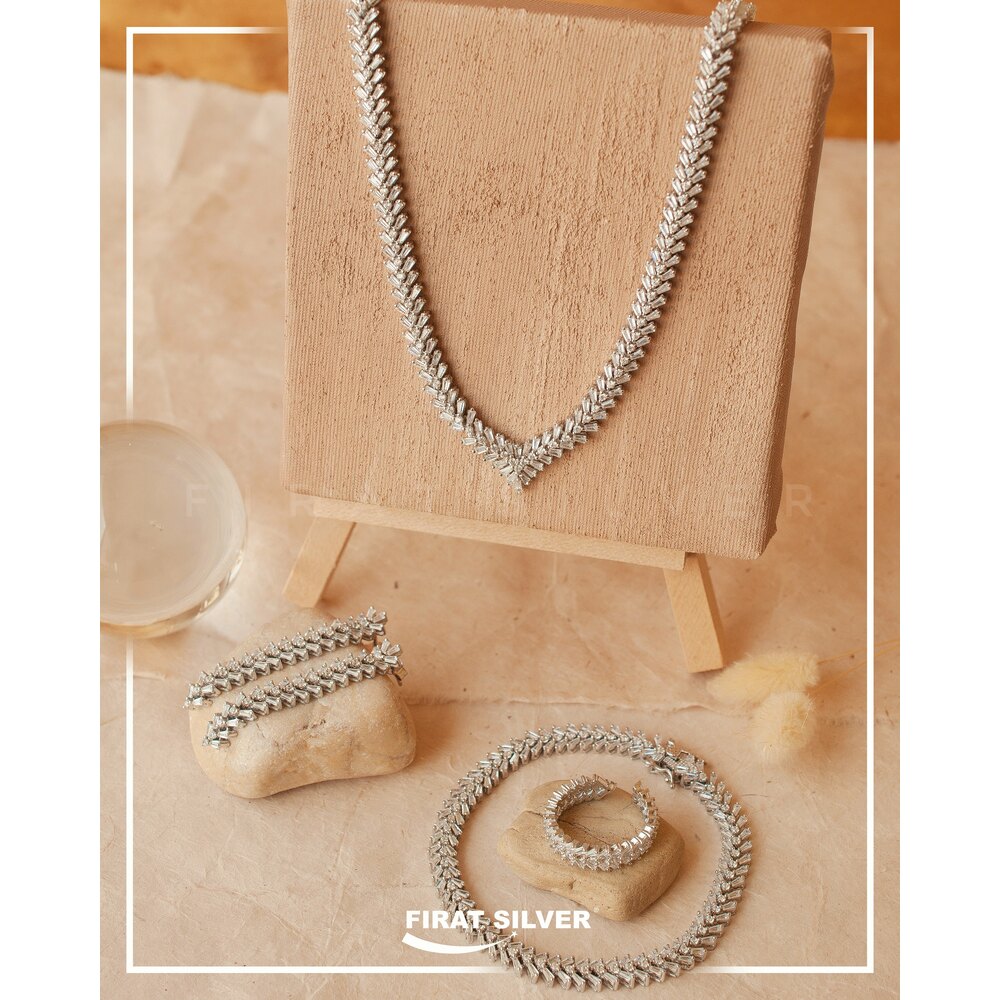 Gümüş Özel Tasarım Pırlanta İşçilikli Set (Gerdanlık-Küpe-Bileklik-Yüzük)