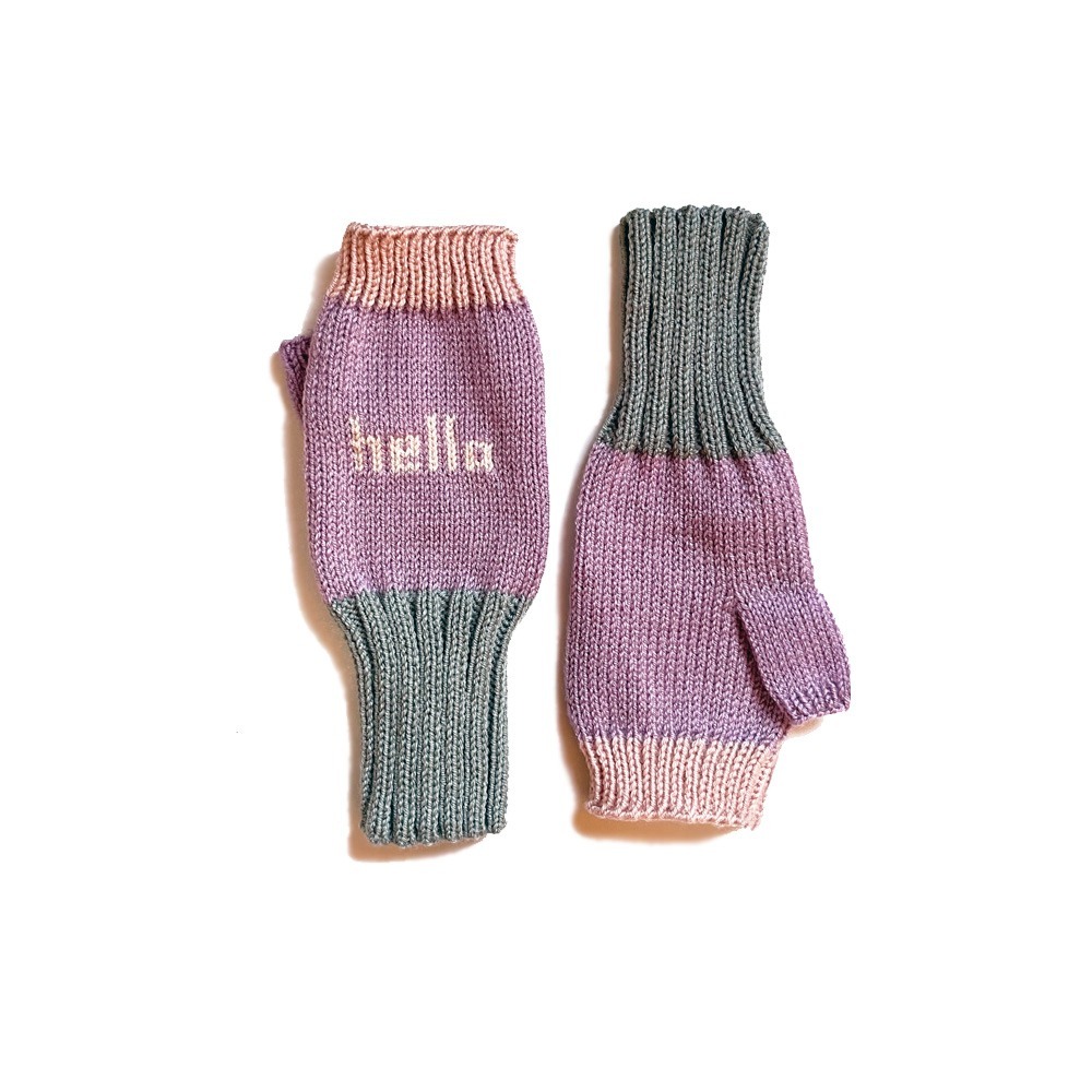  'Hello' lila eldiven