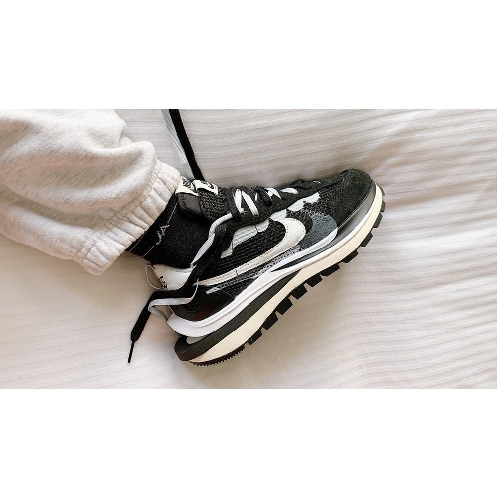 Nike Sacai X Vaporwaffle Black White 2