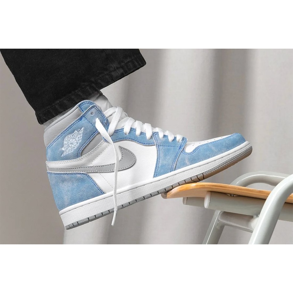 Nike Air Jordan 1 Hyper Royal 2