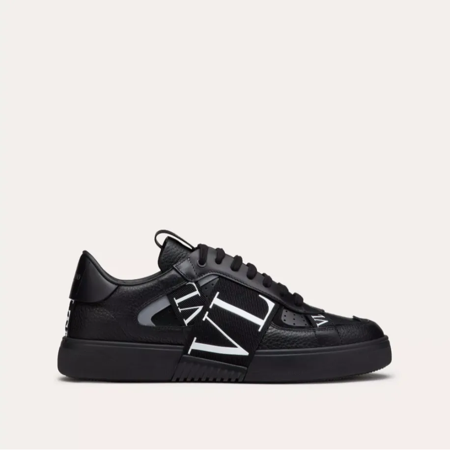 Valentino Garavani VL7N Black 1