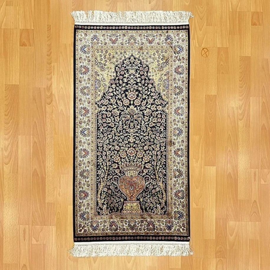 Mihrâb-ı Gülzâr Motifli 70x120 CM İpek Seccade Siyah