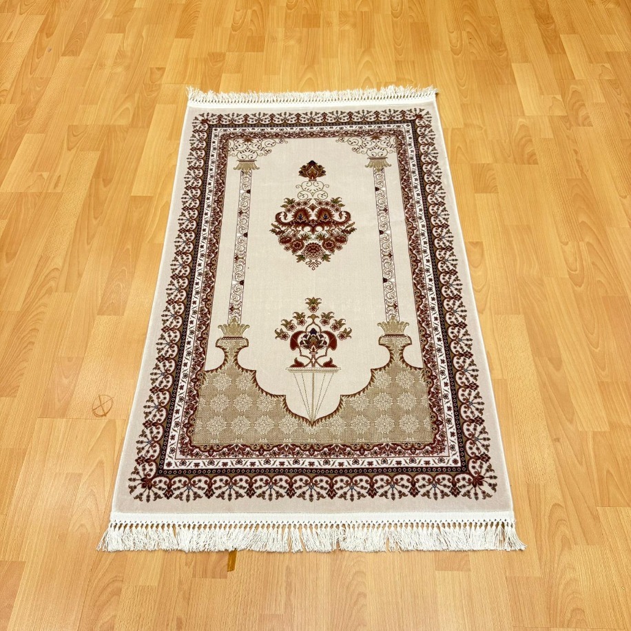  Mihrâb-ı Zarîf Motifli İpek Seccade 