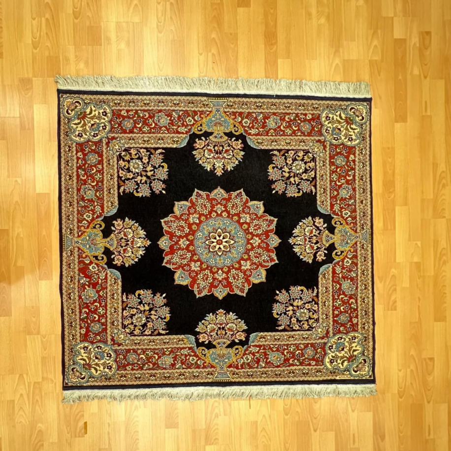 Hereke 152 X 139 Madalyonlu El Dokuma Halı  